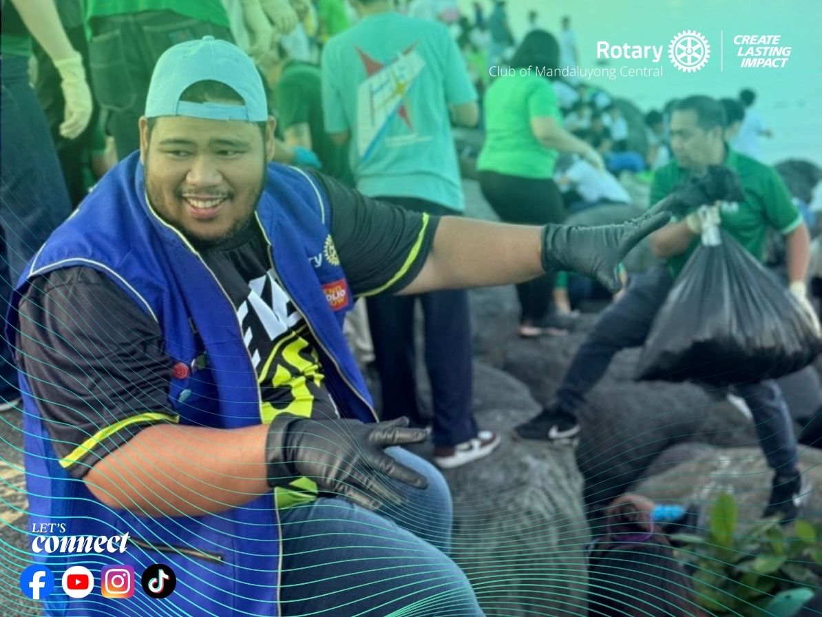 Rotary Club of Mandaluyong Central volunteer during coastal clean-up