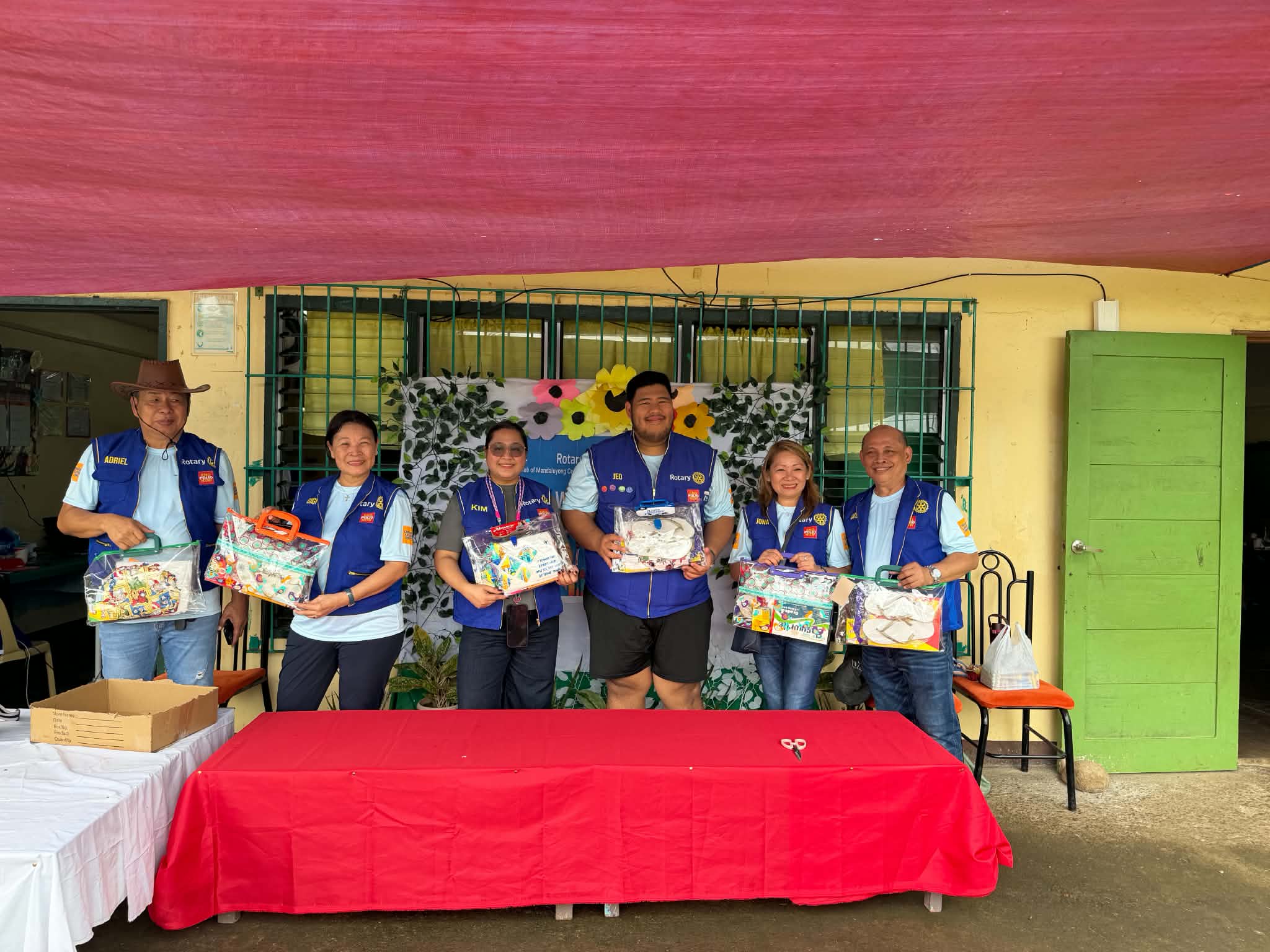 Rotary Club of Mandaluyong Central volunteers with donated items for Ikpan