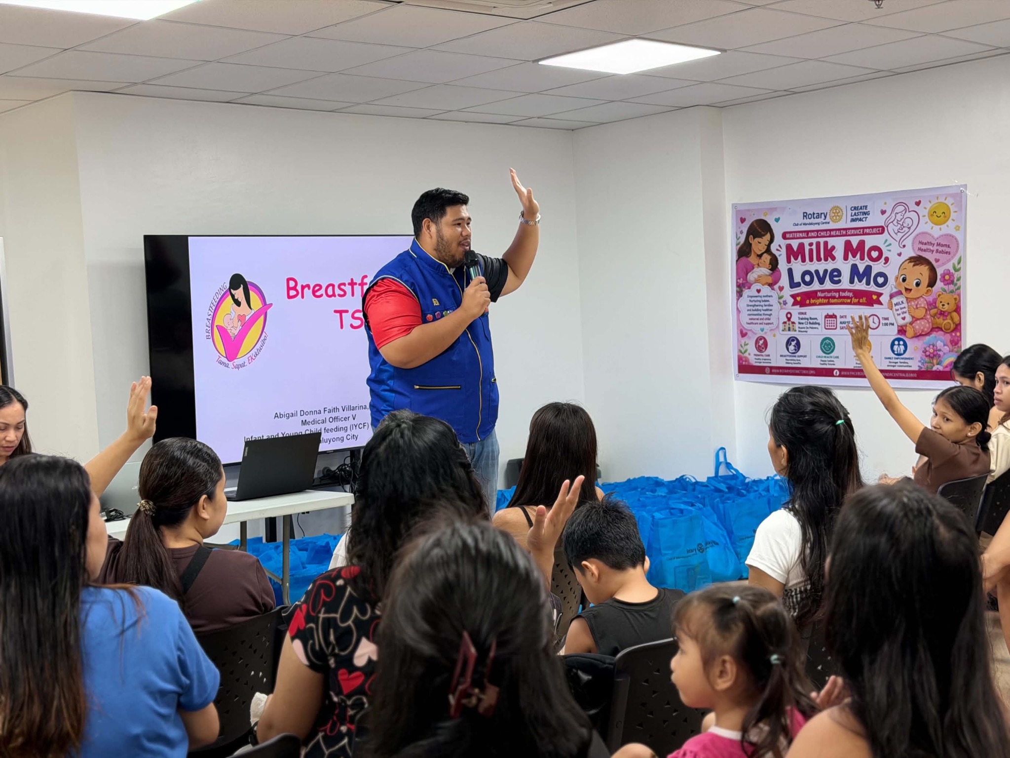 Rotary Club of Mandaluyong Central engaging mothers during the Milk Mo, Love Mo seminar