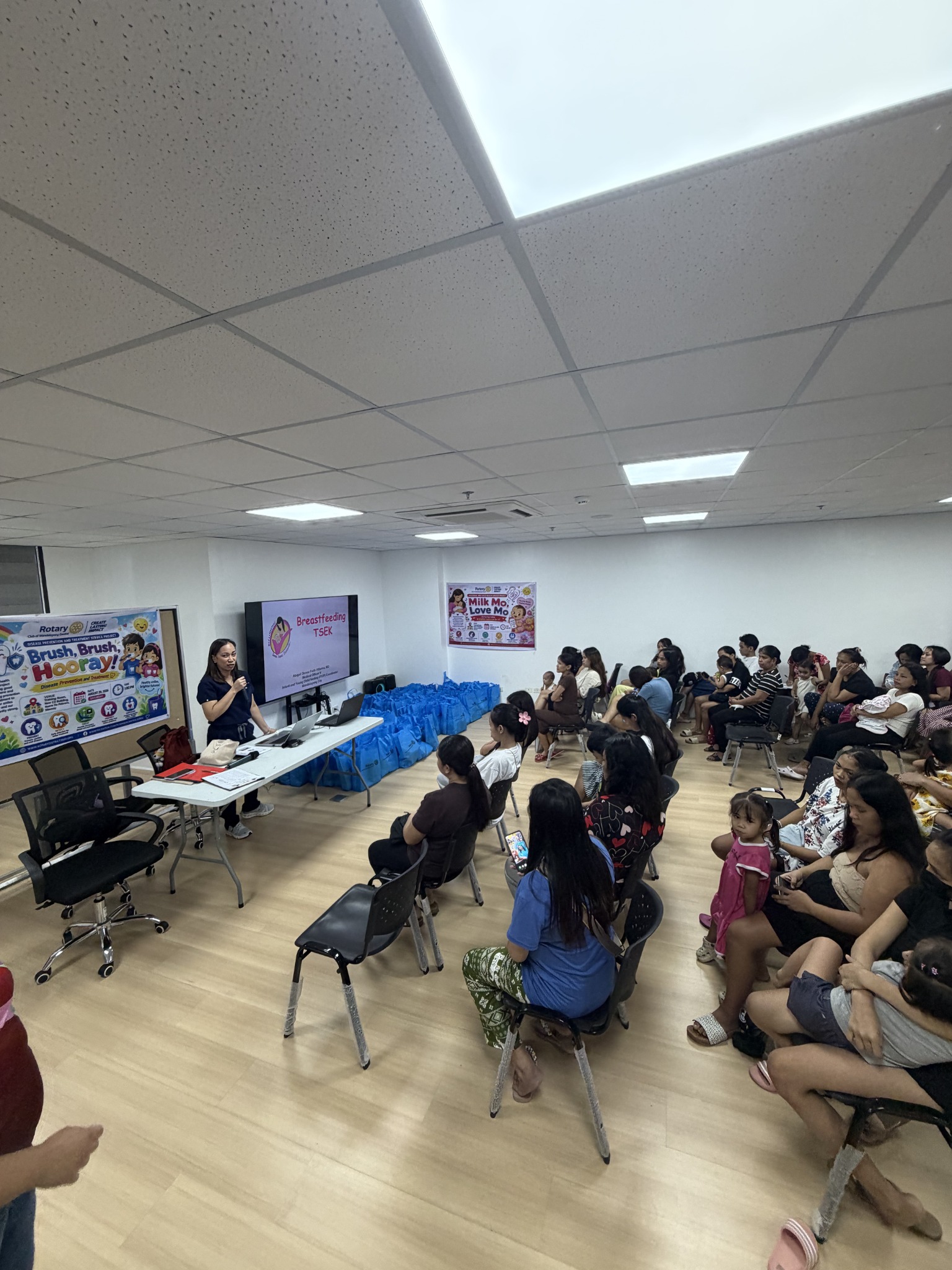 Mothers and families attending the Milk Mo, Love Mo learning session